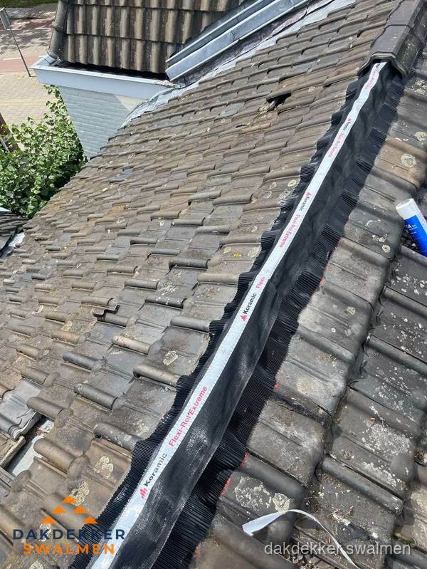 Nokvorst renovatie met Koramic nokrol op schuin pannendak in Swalmen Nokvorst renovatie met Koramic nokrol op schuin pannendak in Swalmen