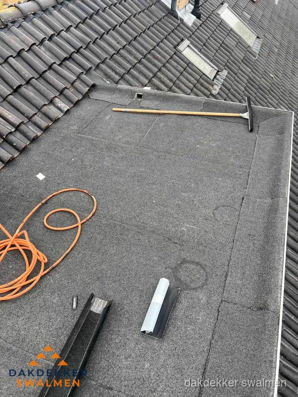 Plat dak reparatie met gereedschap en loodstroken in Swalmen Plat dak reparatie met gereedschap en loodstroken in Swalmen