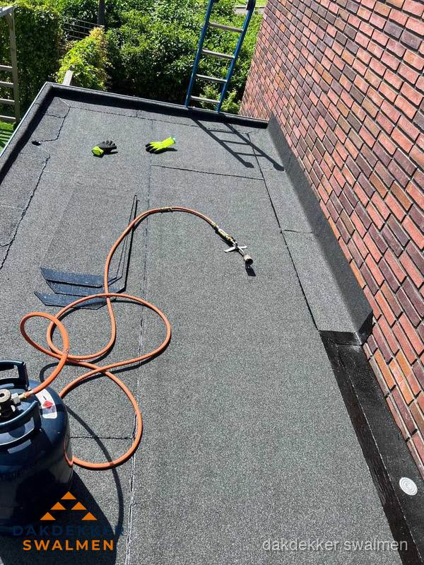 Plat dak met bitumen en brandgereedschap van dakdekkersbedrijf in Swalmen Plat dak met bitumen en brandgereedschap van dakdekkersbedrijf in Swalmen