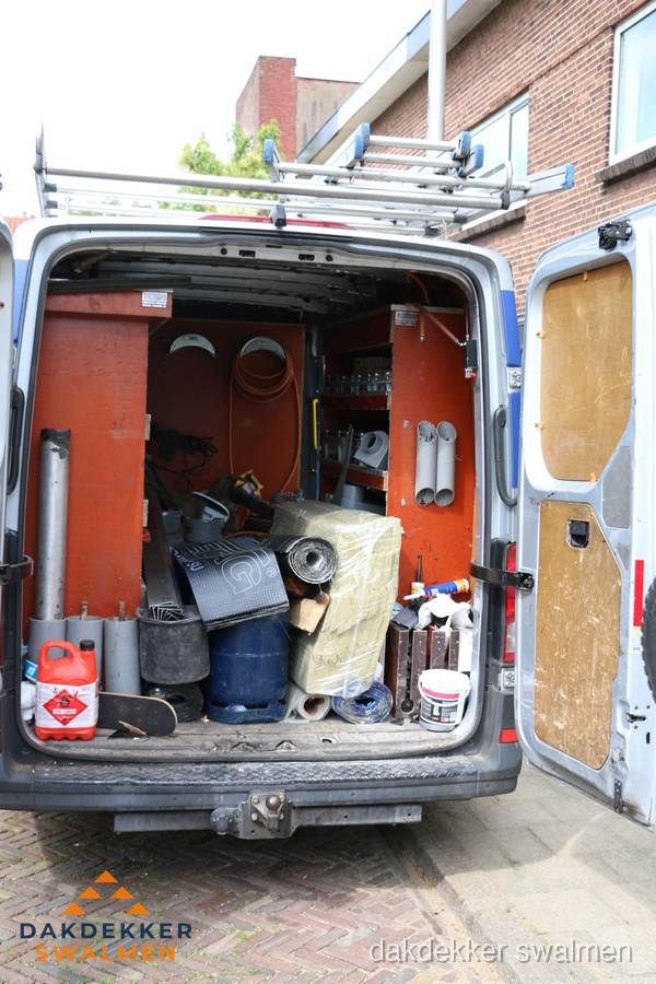 Bedrijfsbus van dakdekker met gereedschap en materialen in Swalmen Bedrijfsbus van dakdekker met gereedschap en materialen in Swalmen