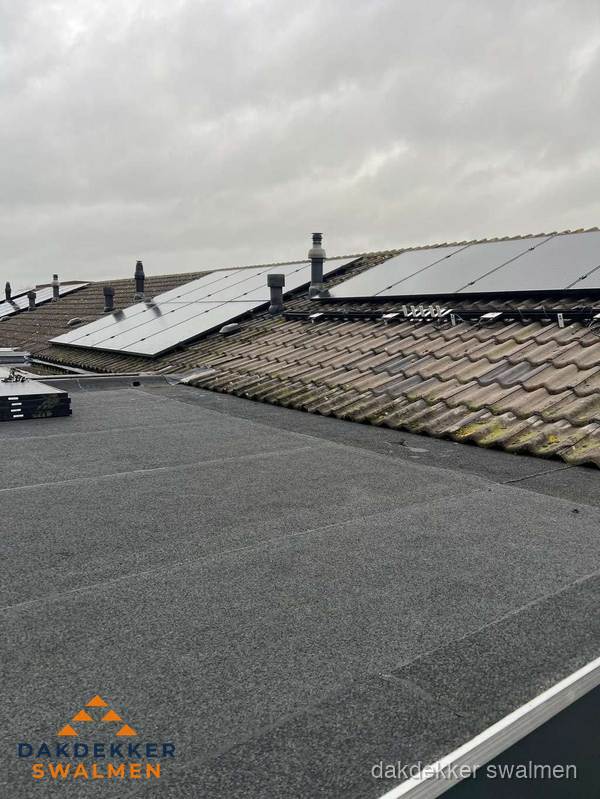 Bitumen dakbedekking op plat dak met aansluitend pannendak en zonnepanelen in Swalmen Bitumen dakbedekking op plat dak met aansluitend pannendak en zonnepanelen in Swalmen