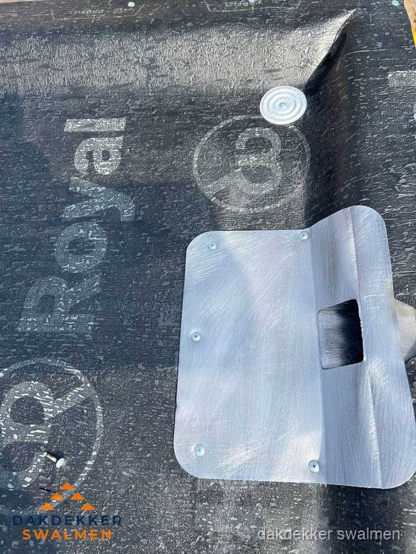 Dakgoot aansluiting op bitumen dak in Swalmen Dakgoot aansluiting op bitumen dak in Swalmen