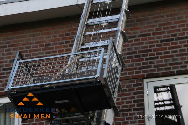 Ladderlift met dakpannen voor dakpan reparatie in Swalmen Ladderlift met dakpannen voor dakpan reparatie in Swalmen