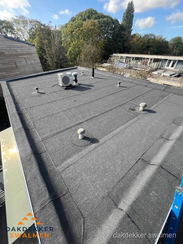 Kosten dakdekker: afgewerkt plat bedrijfsdak met bitumen in Swalmen Kosten dakdekker: afgewerkt plat bedrijfsdak met bitumen in Swalmen