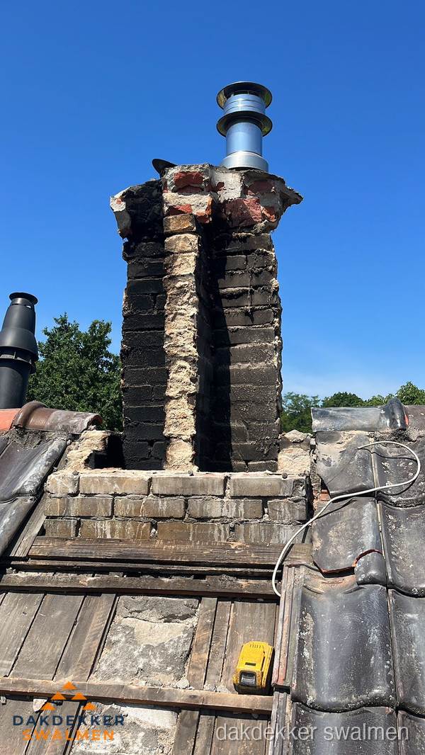 Beschadigde schoorsteen met nieuwe rookgasafvoer op oud dak in Swalmen Beschadigde schoorsteen met nieuwe rookgasafvoer op oud dak in Swalmen