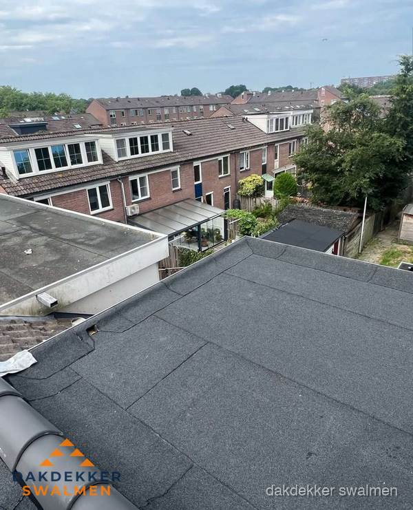 Vernieuwd plat dak met bitumen in woonwijk in Swalmen Vernieuwd plat dak met bitumen in woonwijk in Swalmen
