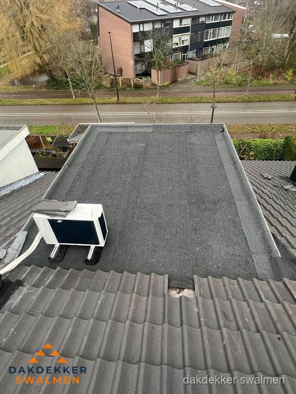 Plat dak inspectie met bitumen bedekking naast schuin pannendak in Swalmen Plat dak inspectie met bitumen bedekking naast schuin pannendak in Swalmen
