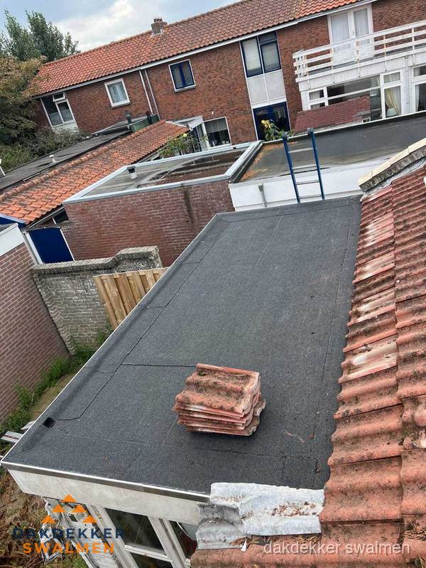 Plat dak aanbouw met bitumen naast schuin pannendak in Swalmen Plat dak aanbouw met bitumen naast schuin pannendak in Swalmen