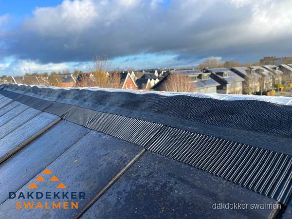 Dakisolatie bij de nok met ventilatieprofiel op schuin dak in Swalmen