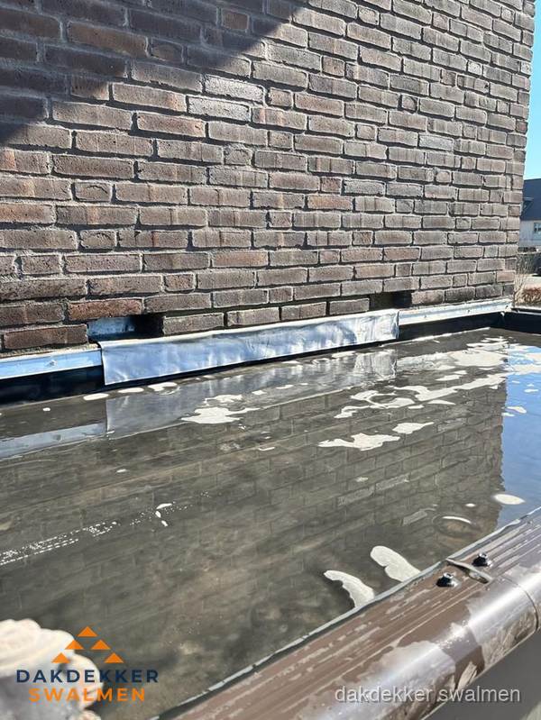 Stilstaand water op plat dak door slechte afwatering in Swalmen Stilstaand water op plat dak door slechte afwatering in Swalmen