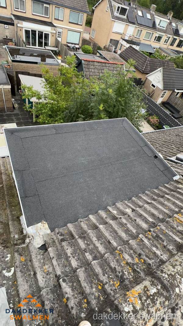 Plat dak aanbouw met bitumen dakbedekking in woonwijk Swalmen Plat dak aanbouw met bitumen dakbedekking in woonwijk Swalmen
