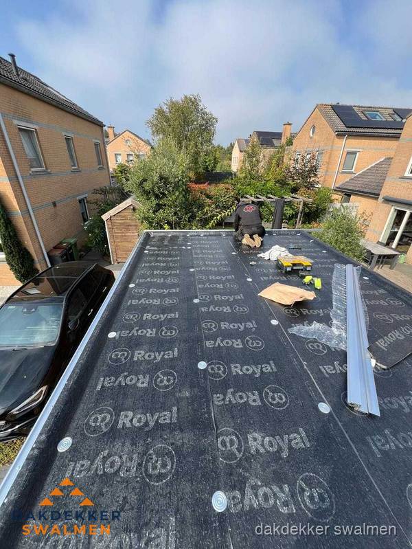 Nieuwe Royal bitumen dakbedekking op plat dak van aanbouw in Swalmen Nieuwe Royal bitumen dakbedekking op plat dak van aanbouw in Swalmen