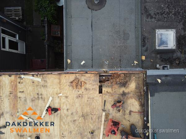Dakschade en renovatie plat dak vanuit de lucht in Swalmen Dakschade en renovatie plat dak vanuit de lucht in Swalmen