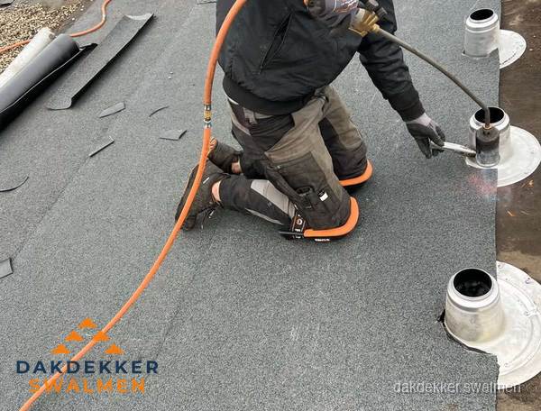 Dakdekker repareert bitumen dakleer bij dakdoorvoer in Swalmen
