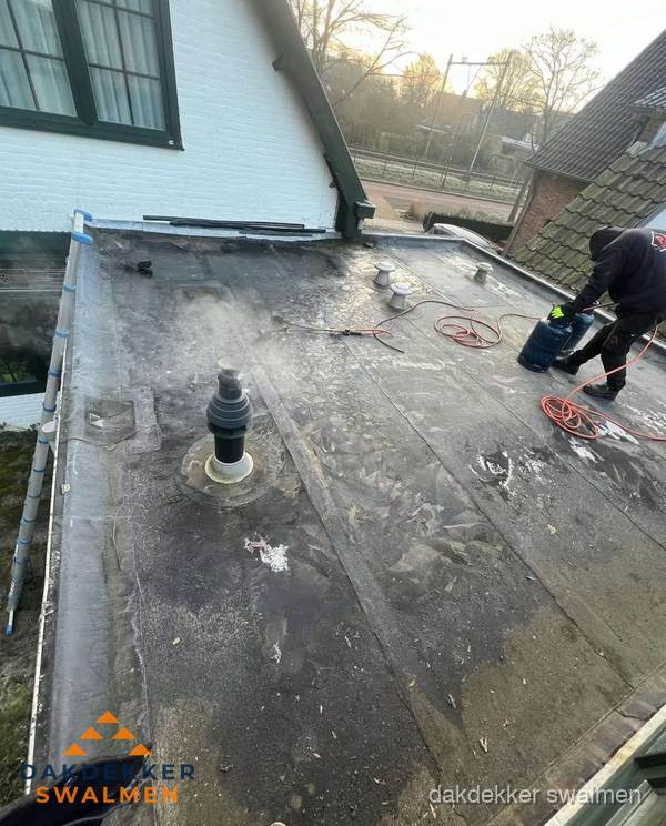 Dakdekker verhelpt daklekkage op plat dak in Swalmen Dakdekker verhelpt daklekkage op plat dak in Swalmen