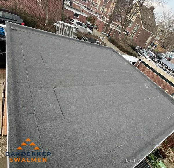Nieuwe bitumen dakbedekking op plat dak van garage in Swalmen Nieuwe bitumen dakbedekking op plat dak van garage in Swalmen