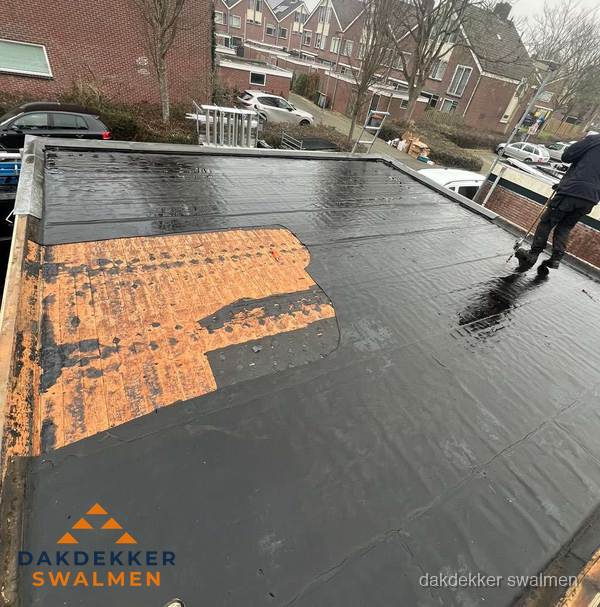 Dakdekker brengt EPDM dakbedekking aan op plat dak in Swalmen Dakdekker brengt EPDM dakbedekking aan op plat dak in Swalmen