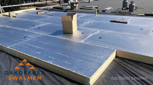PIR isolatieplaten worden gelegd op plat dak voor dakisolatie in Swalmen PIR isolatieplaten worden gelegd op plat dak voor dakisolatie in Swalmen