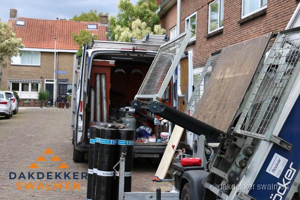 Dakdekkersbusje met materiaal en ladderlift voor dakpannen vervangen in Swalmen Dakdekkersbusje met materiaal en ladderlift voor dakpannen vervangen in Swalmen