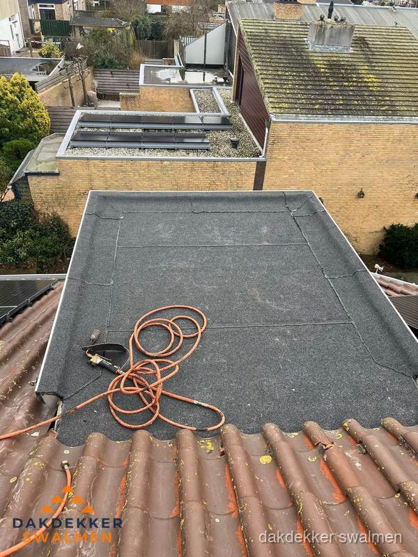 Reparatie aansluiting plat dak en schuin dak in Swalmen Reparatie aansluiting plat dak en schuin dak in Swalmen