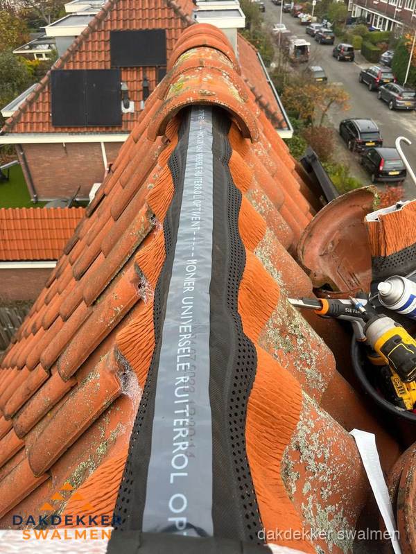 Dakdekker vervangt nokvorst met ruiterrol op pannendak in Swalmen Dakdekker vervangt nokvorst met ruiterrol op pannendak in Swalmen