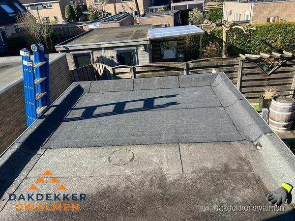 Dakdekker bij bitumen plat dak renovatie in Swalmen Dakdekker bij bitumen plat dak renovatie in Swalmen