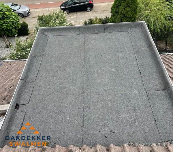 Nieuw aangebrachte bitumen dakbedekking op plat dak in Swalmen Nieuw aangebrachte bitumen dakbedekking op plat dak in Swalmen