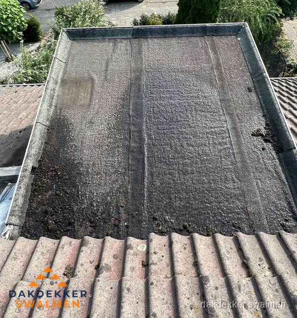 Verouderd plat dak met bitumen en slijtage voor lekkage inspectie in Swalmen Verouderd plat dak met bitumen en slijtage voor lekkage inspectie in Swalmen