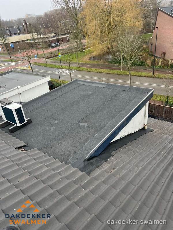 Plat dak met bitumen isolatie en dakbedekking in Swalmen