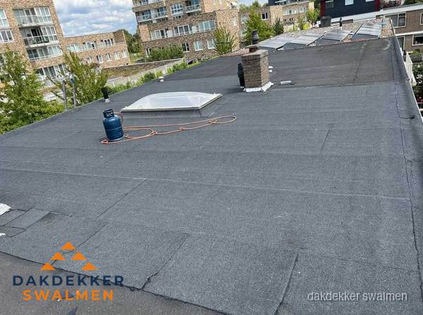 Bitumen dakbedekking op plat dak met lichtkoepel en schoorsteen in Swalmen Bitumen dakbedekking op plat dak met lichtkoepel en schoorsteen in Swalmen