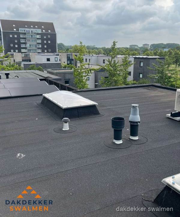 Groot plat dak met lichtkoepel en dakdoorvoeren in Swalmen Groot plat dak met lichtkoepel en dakdoorvoeren in Swalmen