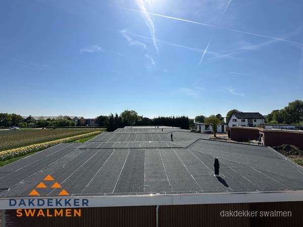 Groot plat dak met bitumen dakbedekking op bedrijfspand in Swalmen Groot plat dak met bitumen dakbedekking op bedrijfspand in Swalmen