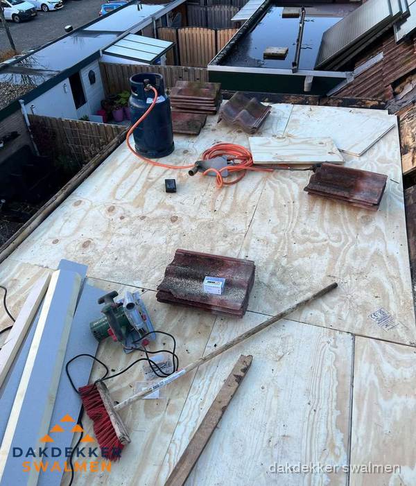 Dakreparatie werkzaamheden op plat dak met gereedschap in Swalmen Dakreparatie werkzaamheden op plat dak met gereedschap in Swalmen