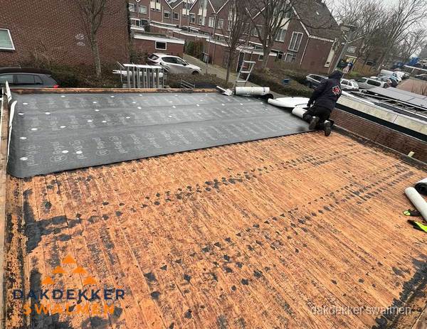 Dakdekker legt onderlaag op plat dak met houten constructie in Swalmen Dakdekker legt onderlaag op plat dak met houten constructie in Swalmen