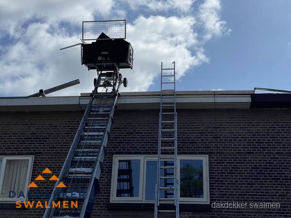 Ladderlift en ladder bij woning voor dakinspectie in Swalmen Ladderlift en ladder bij woning voor dakinspectie in Swalmen