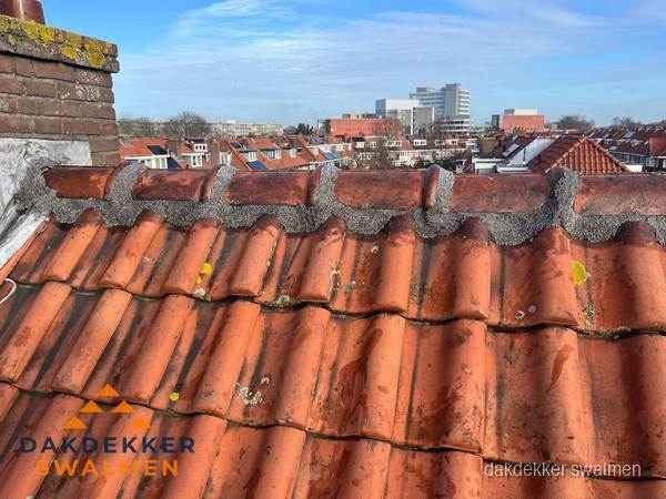 Pannendak met nokvorst en schoorsteen, dakrenovatie in Swalmen Pannendak met nokvorst en schoorsteen, dakrenovatie in Swalmen