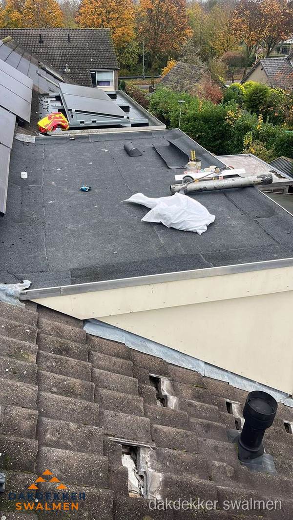 Beschadigde dakbedekking op plat dak voor reparatie in Swalmen Beschadigde dakbedekking op plat dak voor reparatie in Swalmen
