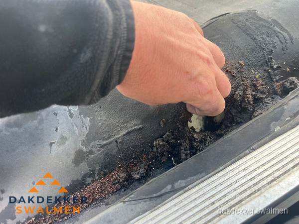Schade aan bitumen dakbedekking op plat dak in Swalmen Schade aan bitumen dakbedekking op plat dak in Swalmen