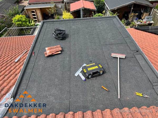 Nieuw plat dak met bitumen dakbedekking in Swalmen Nieuw plat dak met bitumen dakbedekking in Swalmen
