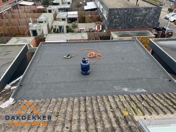 Plat dak met nieuwe bitumen dakbedekking en brandgereedschap in Swalmen Plat dak met nieuwe bitumen dakbedekking en brandgereedschap in Swalmen