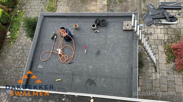 Plat dak met nieuwe bitumen bedekking in Swalmen