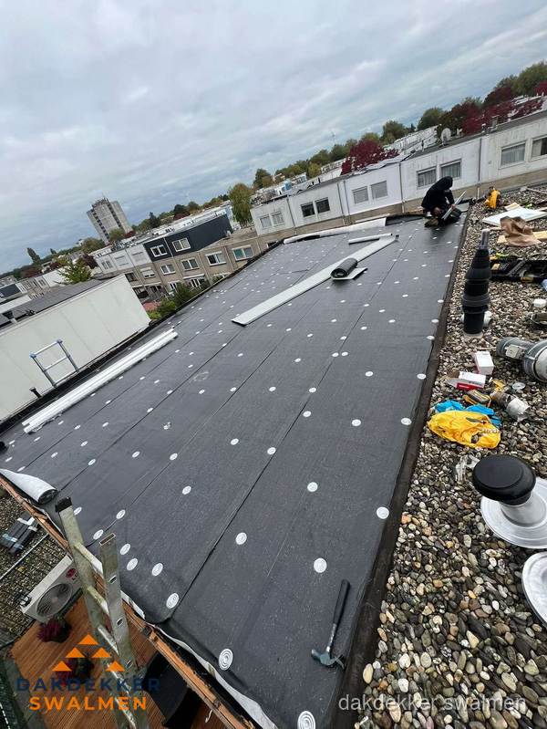Dakleer vervangen op groot plat dak door dakdekker in Swalmen Dakleer vervangen op groot plat dak door dakdekker in Swalmen