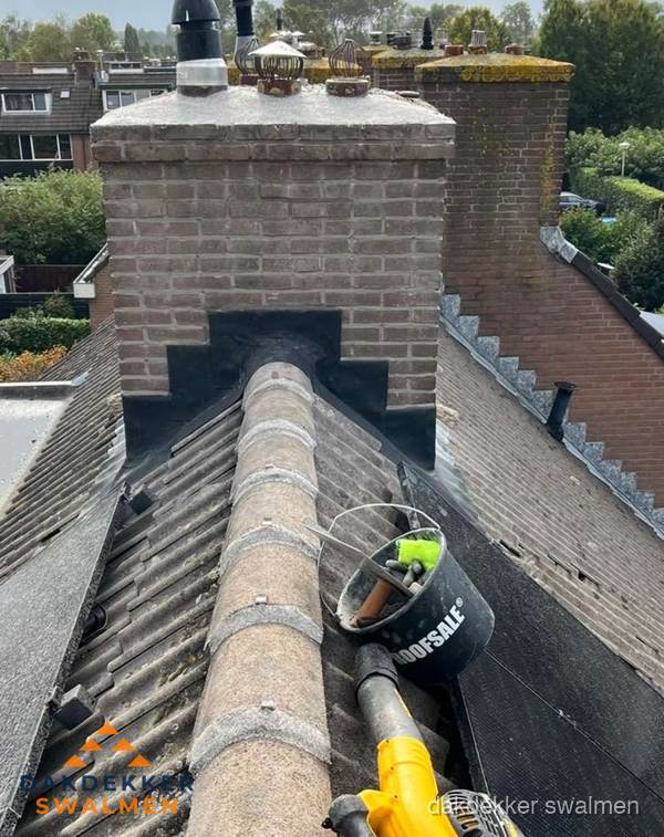 Schoorsteen met loodaansluiting en nokvorst op pannendak in Swalmen Schoorsteen met loodaansluiting en nokvorst op pannendak in Swalmen