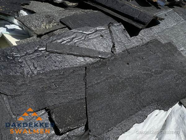 Verwijderd oud bitumen dakleer klaar voor vervanging in Swalmen Verwijderd oud bitumen dakleer klaar voor vervanging in Swalmen
