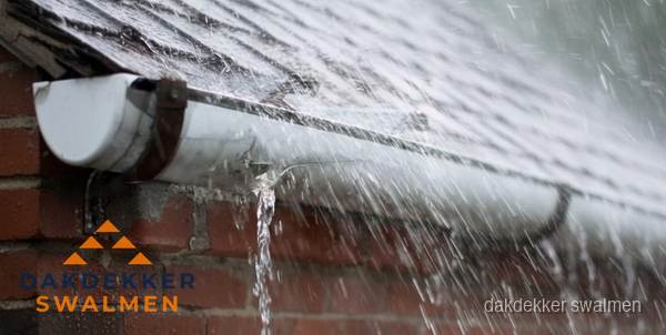 Lekkende dakgoot tijdens regenval in Swalmen Lekkende dakgoot tijdens regenval in Swalmen