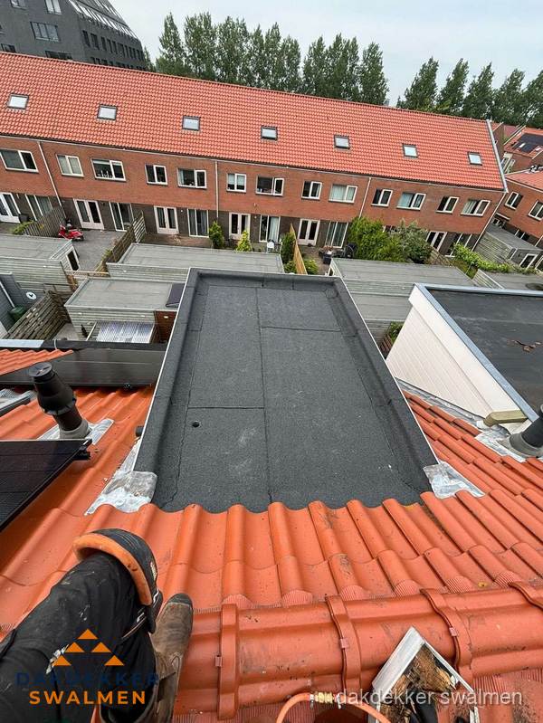 Bitumen dak reparatie op plat dak tussen dakpannen in Swalmen Bitumen dak reparatie op plat dak tussen dakpannen in Swalmen