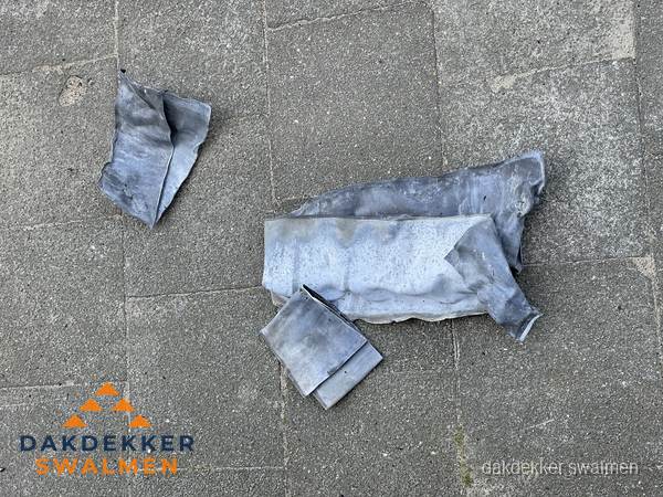 Oude verwijderde loodslabben na vervanging in Swalmen Oude verwijderde loodslabben na vervanging in Swalmen