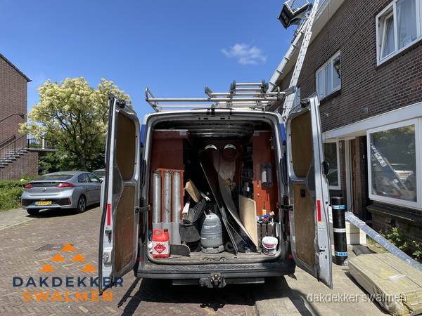 Spoed dakdekker bus met gereedschap en ladder bij woning in Swalmen Spoed dakdekker bus met gereedschap en ladder bij woning in Swalmen