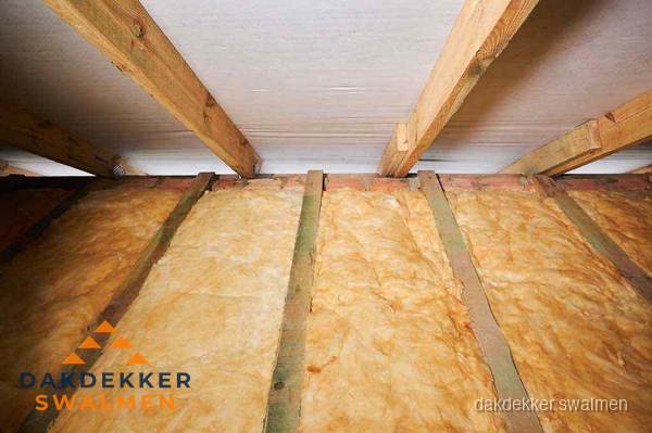 Dakisolatie met glaswol tussen dakspanten in Swalmen Dakisolatie met glaswol tussen dakspanten in Swalmen
