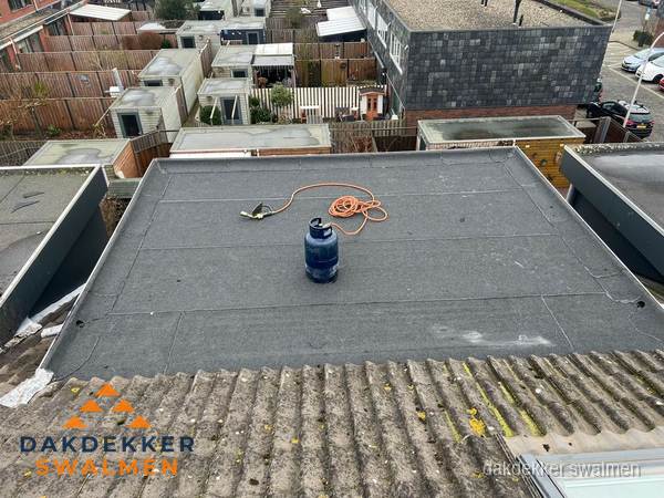 Plat dak met bitumen dakbedekking en brander in Swalmen Plat dak met bitumen dakbedekking en brander in Swalmen